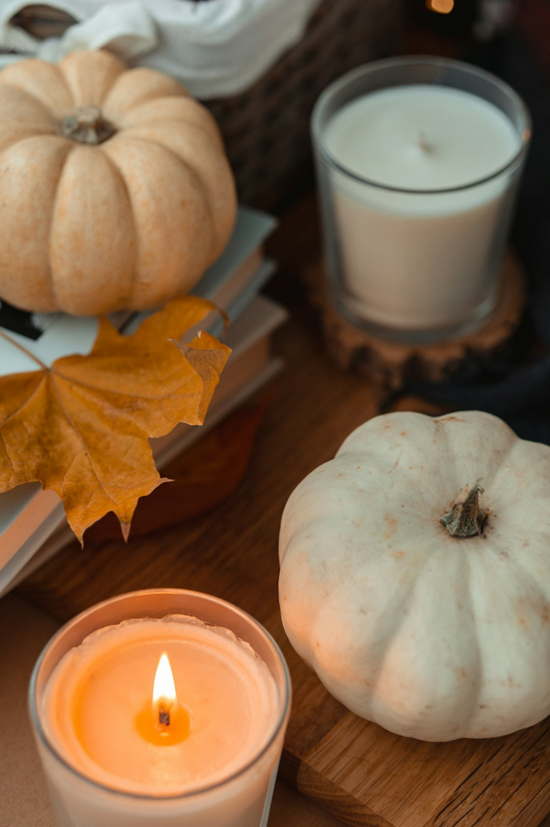 Herbst-Deko-Artikel; Kerzen, Kürbisse und Blätter.